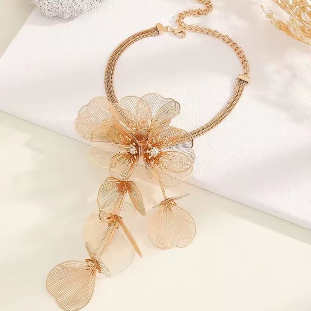 Kate Middleton Famous Cascading Gold Floral Necklace